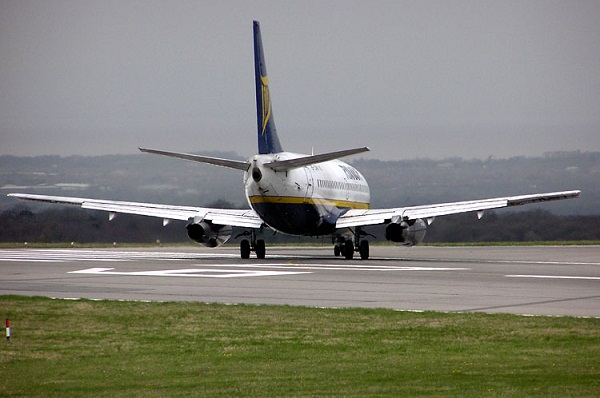  O diedro está claramente visível nas asas e na calda deste Ryanair Boeing 737. 